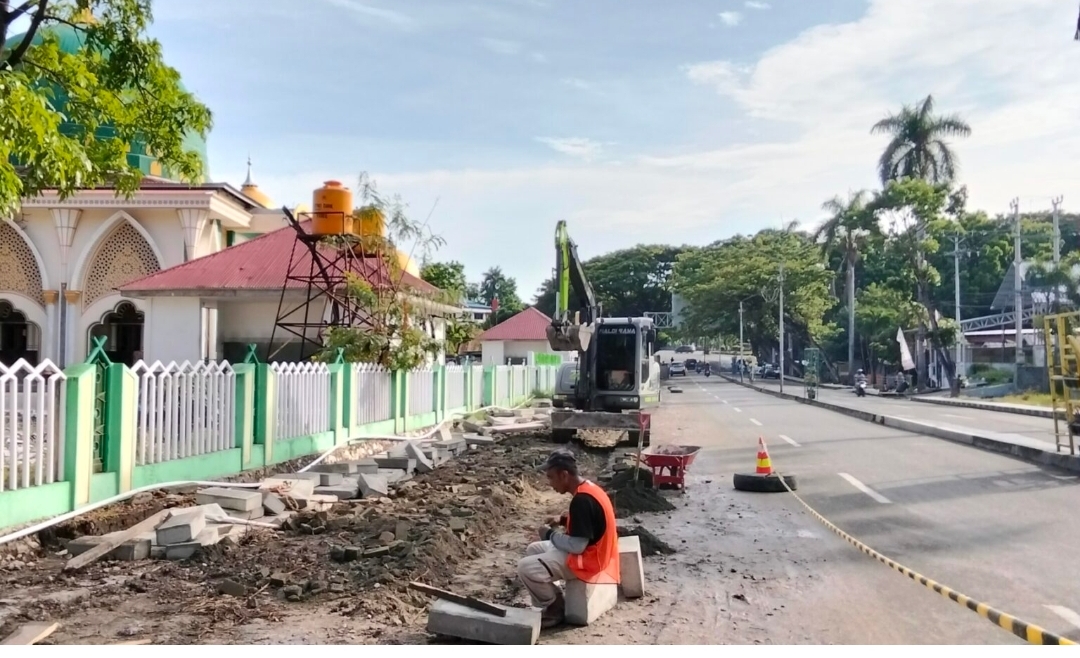 Progres Pekerjaan Drainase Kompleks Masjid Agung Terus Dikerjakan - Gerbang Sulawesi